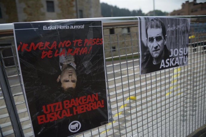 Archivo - Un cartel con la cara del revés del líder de Ciudadanos, Albert Rivera, y con la frase impresa '¡Rivera no te pases de la raya!' y otro con el rostro del exdirigente de ETA detenido hace una semana en Francia, Josu Ternera, y la frase impresa 