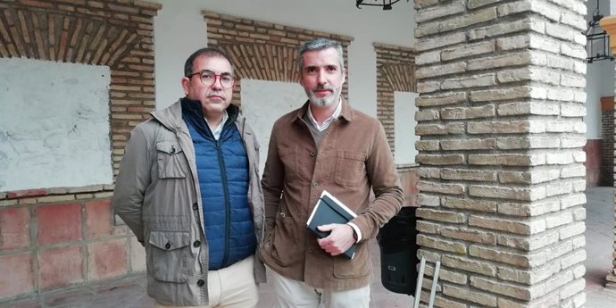 El portavoz del PP en la Puebla, Alfonso Angulo, y el vicesecretario de Acción Social del PP de Sevilla, Andrés Parrado.