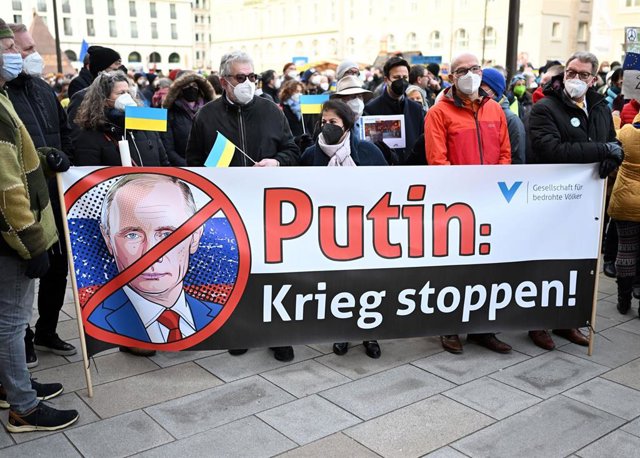 Manifestación por la invasión rusa de Ucrania en la ciudad alemana de Karlsruhe.