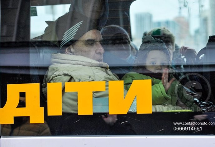 Personas sentadas en un autobús de evacuación en Kiev