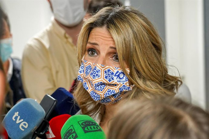 La vicepresidenta segunda y ministra de Trabajo y Economía Social, Yolanda Díaz, atiende a los medios después de  la visita el Centro Nacional de Medios de Protección (CNMP), que forma parte del Instituto Nacional de Seguridad y Salud en el Trabajo (INS