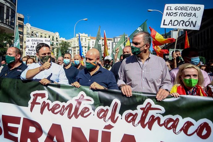 Archivo - El presidente de Vox, Santiago Abascal (2i), y el secretario general del partido, Javier Ortega Smith (2d), participan en una manifestación contra el Gobierno convocada por el sindicato Solidaridad, a 18 de septiembre de 2021