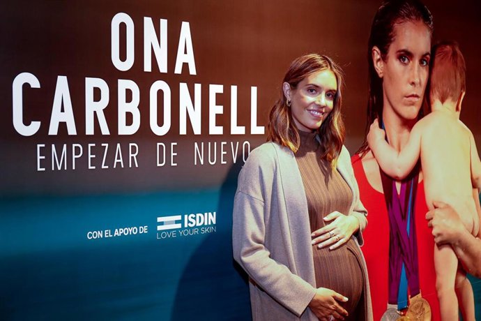 Ona Carbonell posa junto al cartel del documental 'Empezar de nuevo' de Rakuten TV