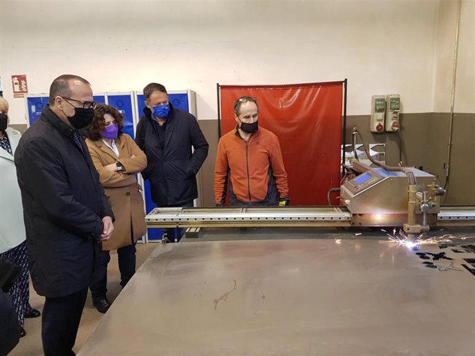El consejero de Educación, Cultura y Deporte, Felipe Faci, y el director general de Innovación y FP, Toni Martínez, visitan el Centro Público Integrado de FP (CPIFP) 'Montearagón' de Huesca.