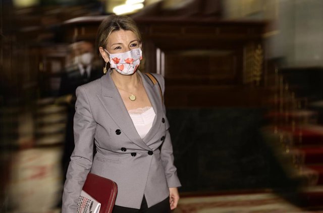 La vicepresidenta segunda y ministra de Trabajo y Economía Social, Yolanda Díaz, en una sesión plenaria, en el Congreso de los Diputados, a 23 de febrero de 2022, en Madrid (España).