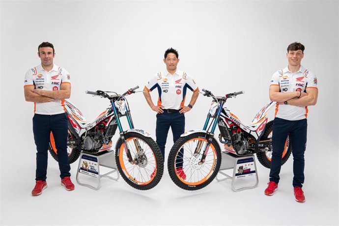 Equipo Repsol Honda de trial para 2022, formado por los pilotos Toni Bou (izquierda) y Gabriel Marcelli (derecha) y con Takahisa Fujinami como 'team manager'