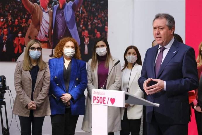 El secretario general del PSOE-A, Juan Espadas, en rueda de prensa en una foto de archivo.