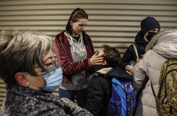 Una mujer acaricia a un menor a su llegada a Valencia tras haber finalizado un viaje en autobús a bordo de la ONG Juntos por la Paz para escapar de Ucrania, a 7 de marzo de 2022, en Valencia