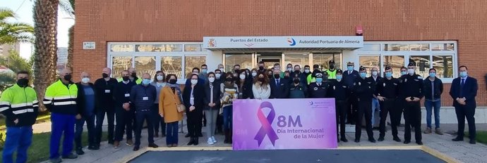 Concentración frente a la sede de la APA, en el puerto de Almería