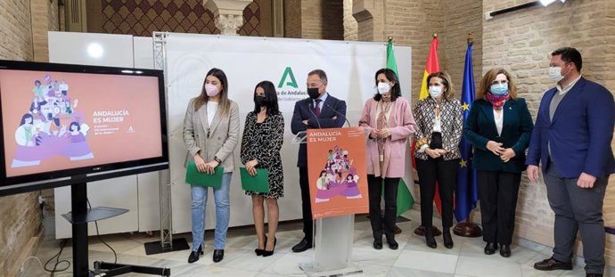 La lectura del manifiesto por el 8M ha sido en la sede de la Delegación del Gobierno de la Junta en Sevilla.