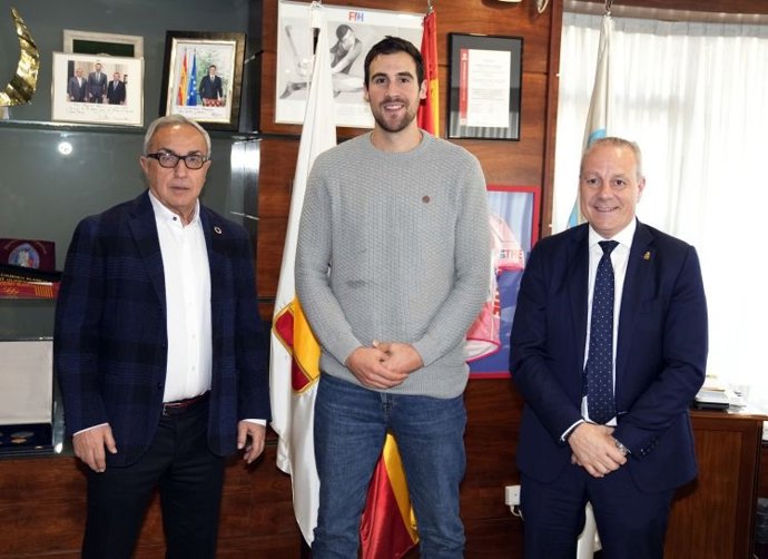 El presidente del COE, Alejandro Blanco, ha recibido a Carlos Molina, jugador del Motor Zaporozhye ucraniano.
