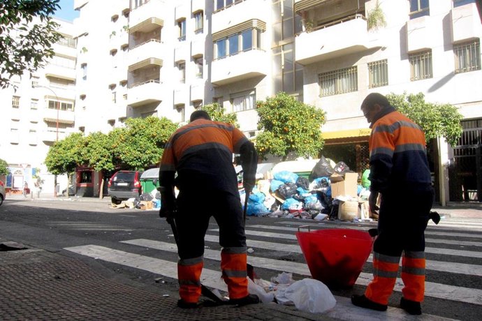 Archivo - Operarios de Lipasam barren calles de Viapol. 