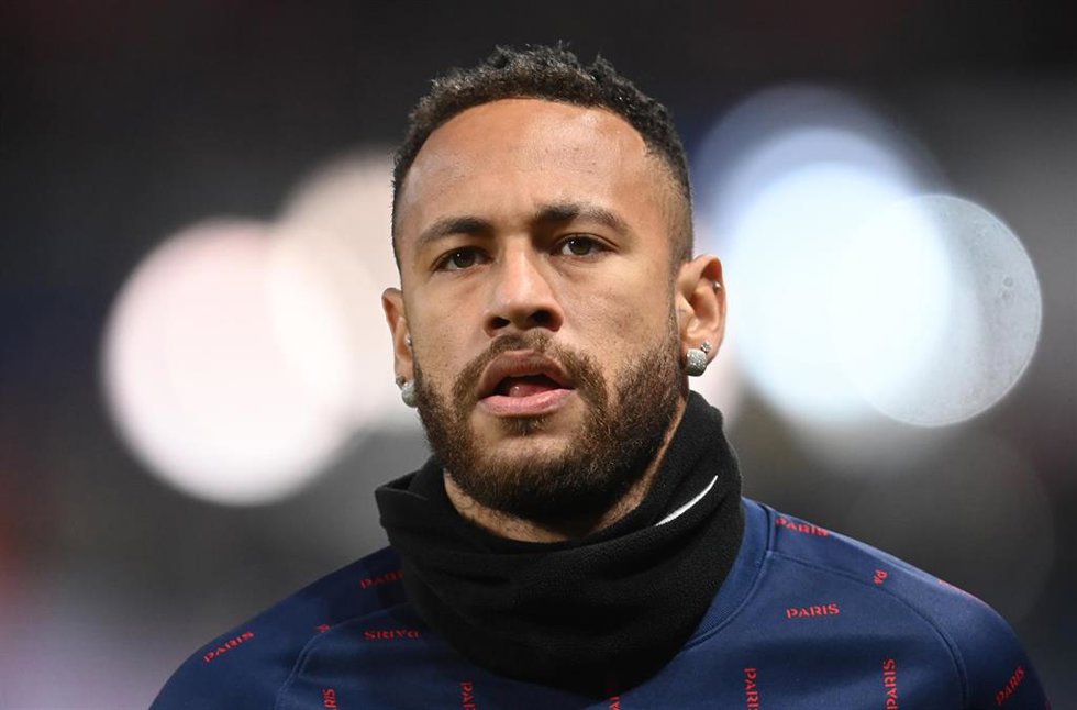 Archivo - El delantero del PSG Neymar Junior durante el calentamiento previo al partido ante el RB Leipzig de la fase de grupos de la Champions 2021-2022.
