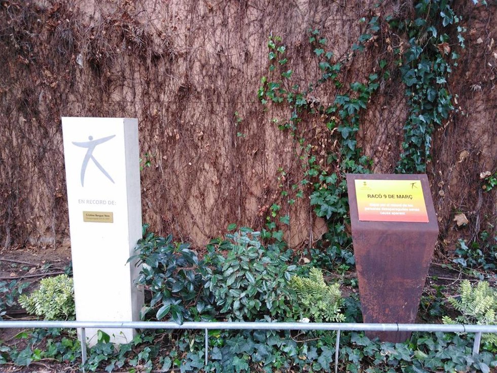 Imagen del monolito en honor a los desaparecidos sin causa aparente en Cornell de Llobregat (Barcelona)