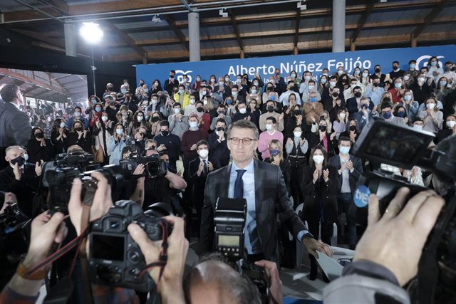 El presidente de la Xunta de Galicia, Alberto Núñez Feijóo, saluda a los medios tras comparecer ante la Junta Directiva.