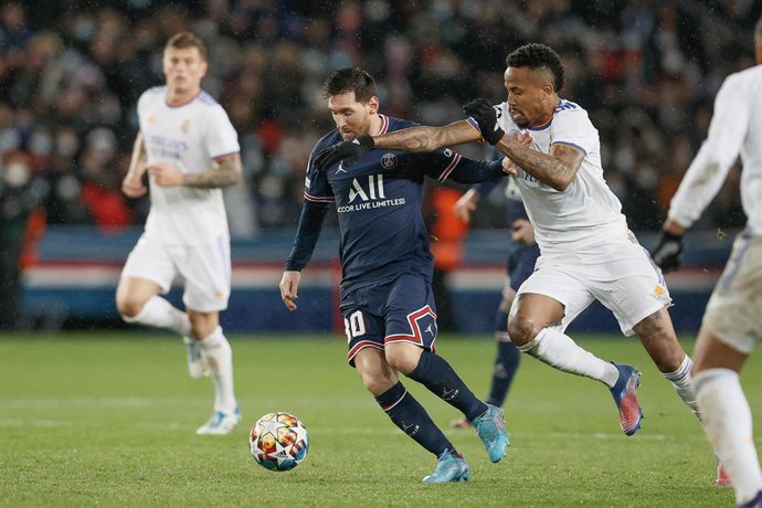 Eder Militao persigue a Leo Messi en el PSG-Real Madrid de octavos de final de la Liga de Campeones 2021-2022