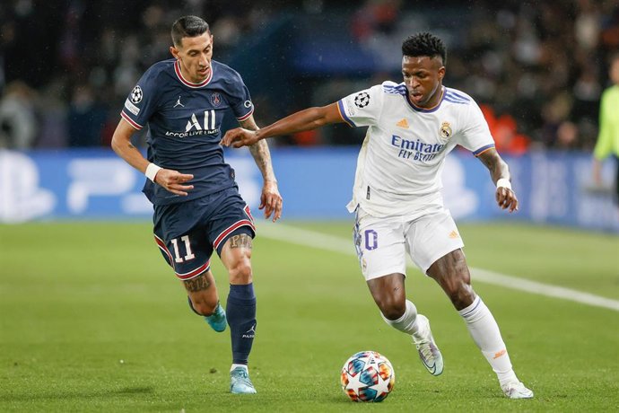 El delantero del Real Madrid Vinicius Junior (Derecha) y el centrocampista del PSG Ángel Di María (Izquierda), durante la ida de los octavos de final de la Champions 2021-2022.