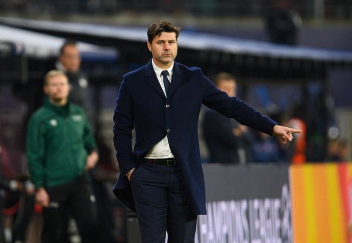 Archivo - FILED - 03 November 2021, Saxony, Leipzig: PSGhead coach Mauricio Pochettino gestures on the touchline during the UEFAChampions League Group A soccer match between RB Leipzig and Paris Saint-Germain at the Red Bull Arena. Photo: Robert Micha