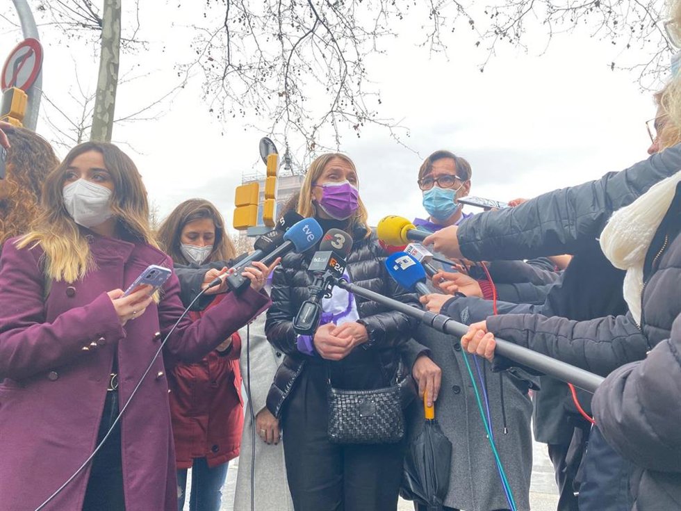 La viceprimera secretaria del PSC Llusa Moret en declaraciones a los medios antes de la manifestación del 8M en Barcelona.