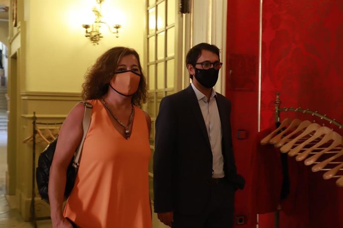 Archivo - La presidenta del Govern, Francina Armengol, junto al conseller de Turismo, Iago Negueruela. 
