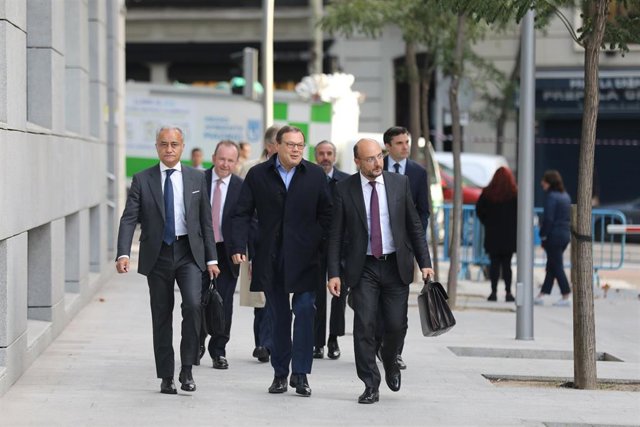 Archivo - El magnate ruso Mijail Fridman (centro), a su llegada a la  Audiencia Nacional (Imagen de archivo)