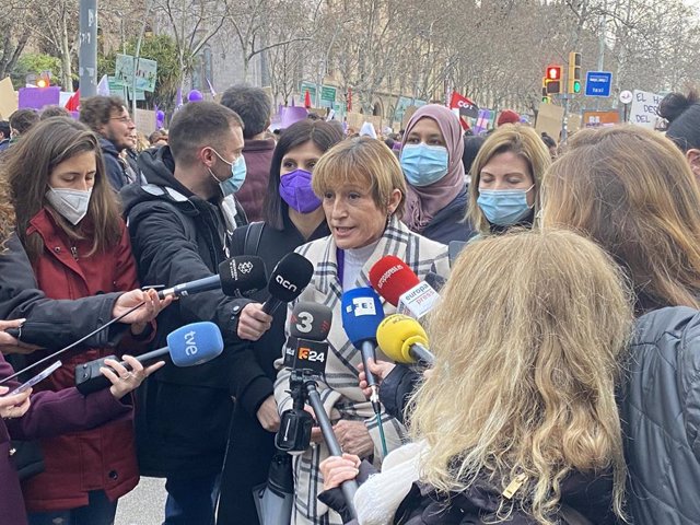 La expresidenta del Parlament Carme Forcadell en declaraciones a los periodistas durante la manifestación del 8M en Barcelona