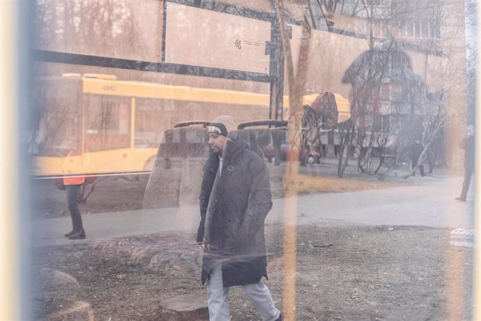 Un hombre evacuado camina frente a un autobús, a 7 de marzo de 2022, en Kiev (Ucrania)