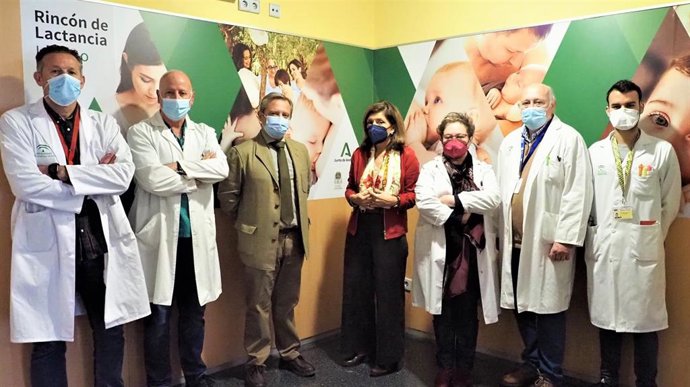 La delegada de Salud y Familias de la Junta en Córdoba, María Jesús Botella, junto a profesionales del Centro de Salud Lucano.