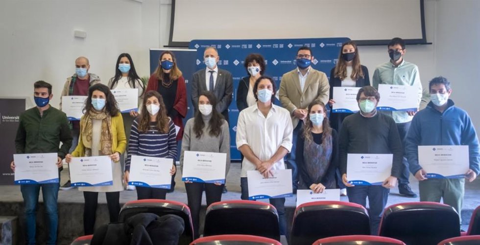 Grupo Iberostar y la UIB entregan 12 becas a jóvenes investigadores para el cuidado de los océanos.