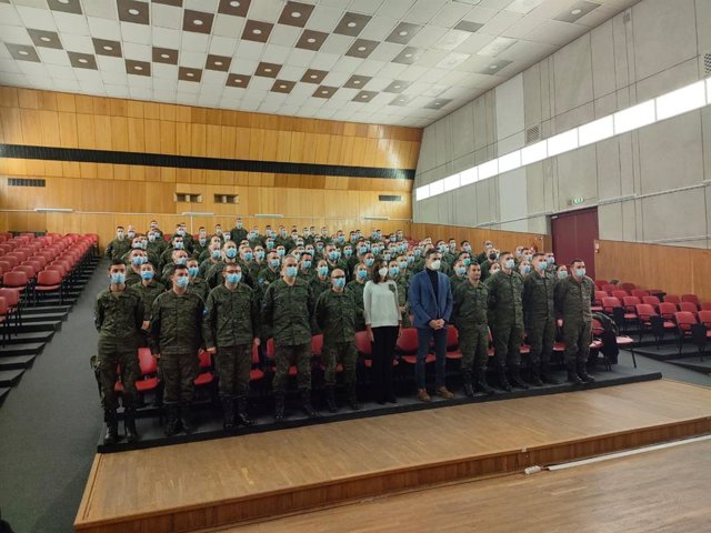 El presidente del Gobierno, Pedro Sánchez, con los militares españoles desplegados en la base de Adazi, en Letonia.