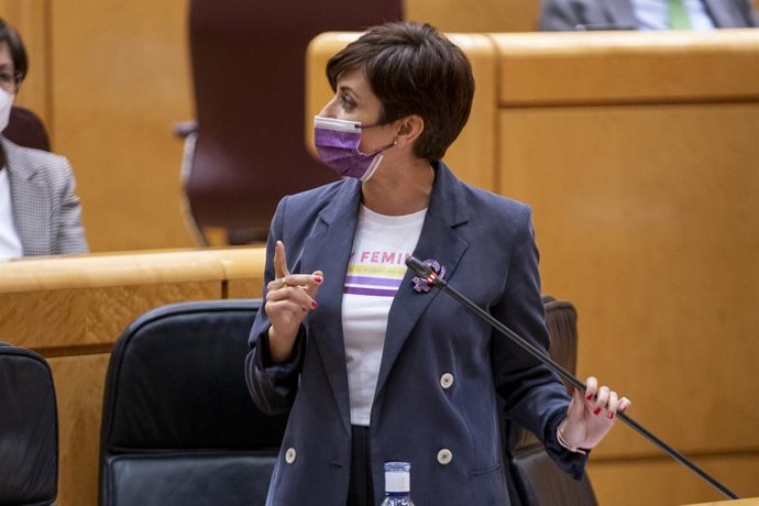 La ministra Portavoz y de Política Territorial, Isabel Rodríguez, interviene en una sesión de control al Gobierno en el Senado, a 8 de marzo de 2022, en Madrid (España). La guerra en Ucrania y sus derivadas económicas acaparan este pleno en el que no es