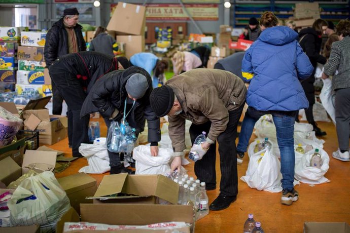 Varias voluntarios organizan las cajas de ayuda humanitaria en un pabellón cerca de la frontera con Polonia, en el oeste de Ucrania.