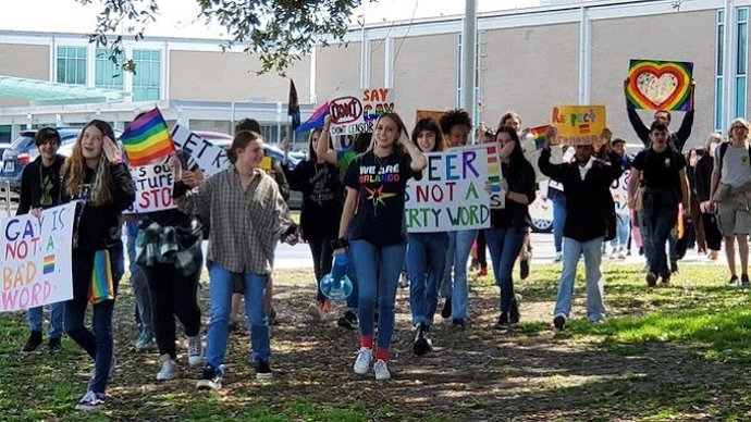 Protesta estudiantil contra la ley de Florida que impide hablar de diversidad sexual en las escuelas primarias del estado.