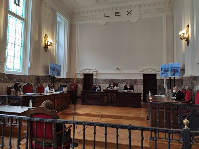 La Sala de lo Civil y Penal del Tribunal Superior de Xustiza de Galicia (TSXG) ha acogido este martes la vista de apelación contra la sentencia que absolvió a una acusada de matar a dos ancianos en Arzúa (A Coruña) en la madrugada del 27 de julio de 2016
