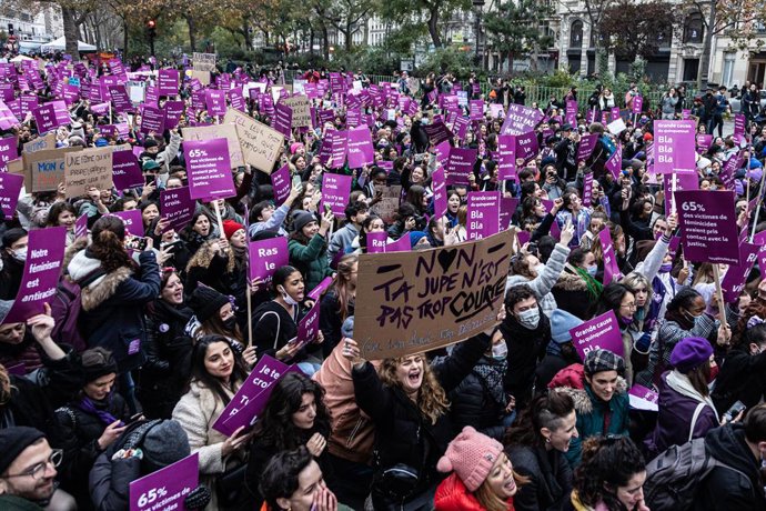 Archivo - 20 November 2021, France, Paris: People take part in a demonstration organised by "NousToutes" (All of Us), a French feminist collective, against harassment and violence against women. Photo: Sadak Souici/Le Pictorium Agency via ZUMA/dpa