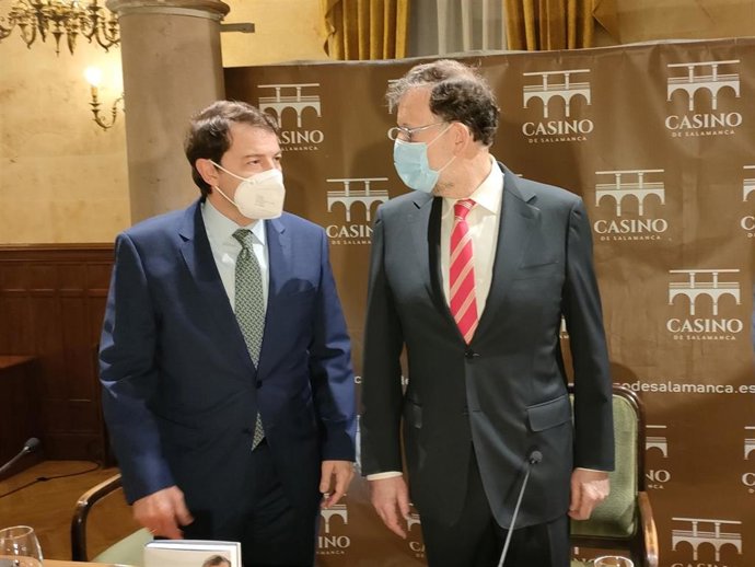 Mariano Rajoy (d) y Alfonso Fernández Mañueco (i) en Salamanca