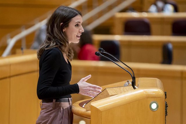 La ministra de Igualdad, Irene Montero, interviene en una sesión de control al Gobierno en el Senado, a 8 de marzo de 2022, en Madrid (España). La guerra en Ucrania y sus derivadas económicas acaparan este pleno en el que no están presentes ni el jefe del