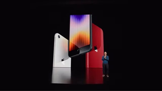 El CEO de Apple, Tim Cook, en la presentación del nuevo iPhone SE (2022) con 5G