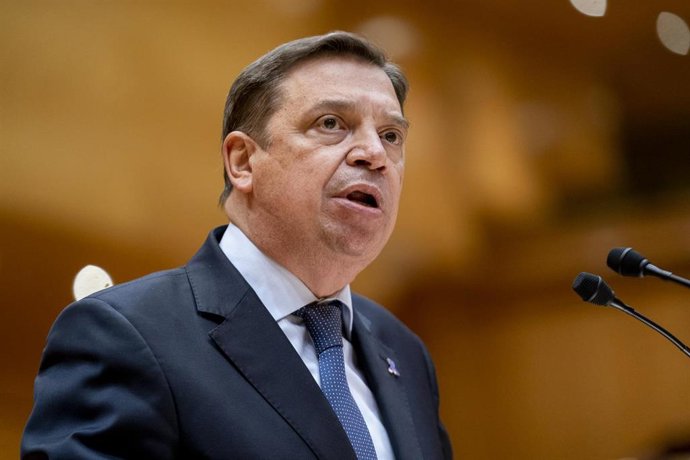 El ministro de Agricultura, Pesca y Alimentación, Luis Planas, realiza una interpelación en una sesión de control al Gobierno en el Senado, a 8 de marzo de 2022, en Madrid (España). La guerra en Ucrania y sus derivadas económicas acaparan este pleno en 