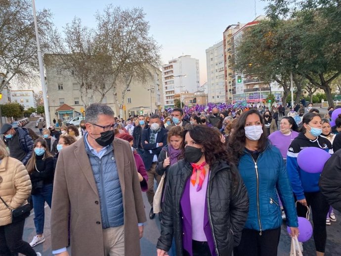 La consejera de Igualdad, Políticas Sociales y Conciliación, Rocío Ruiz, en la manifestación convocada en Huelva con motivo del 8M.