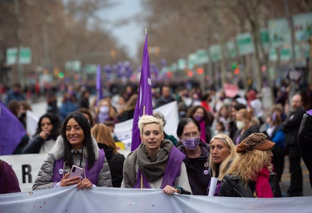 Un grupo de mujeres en una manifestación por el Día Internacional de la Mujer en Barcelona