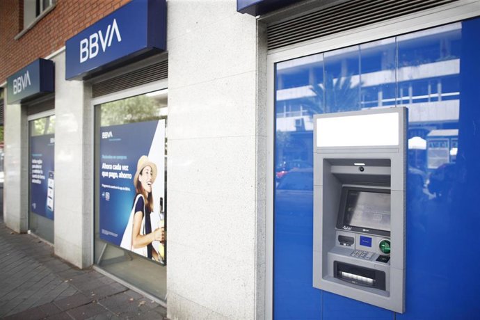 Archivo - Imagen de una oficina y cajero del BBVA en Madrid con su nuevo logo.