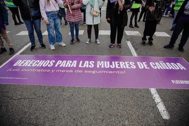 Los pies de varias personas en una manifestación por el 8M, Día Internacional de la Mujer.