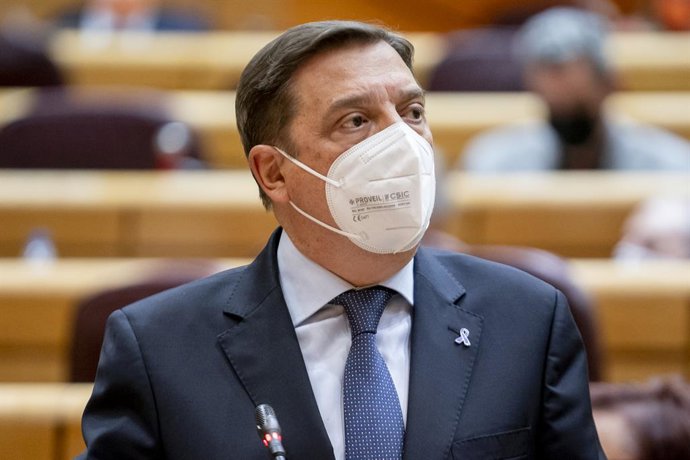 El ministro de Agricultura, Pesca y Alimentación, Luis Planas, en una sesión de control al Gobierno en el Senado, a 8 de marzo de 2022, en Madrid (España). La guerra en Ucrania y sus derivadas económicas acaparan este pleno en el que no están presentes 