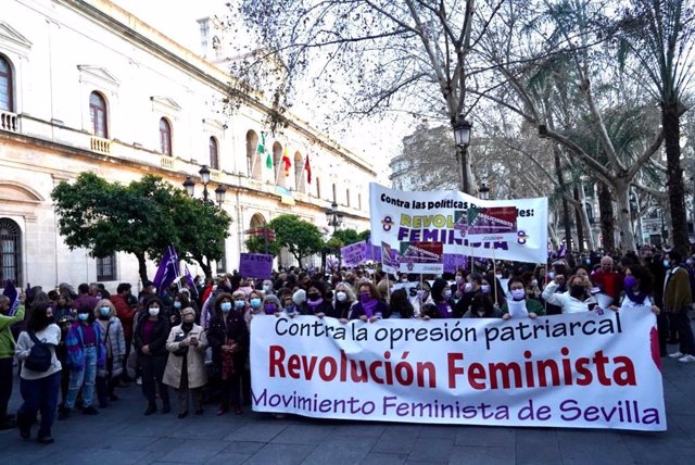 Miles de personas se manifiestan por las calles de Andalucía para reclamar igualdad de derechos para la mujer