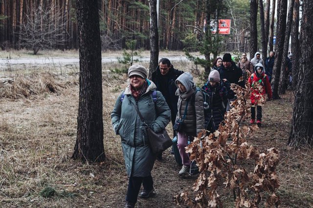 Un grupo de personas son evacuados de Irpin, a 5 de marzo de 2022, en Irpin (Ucrania).