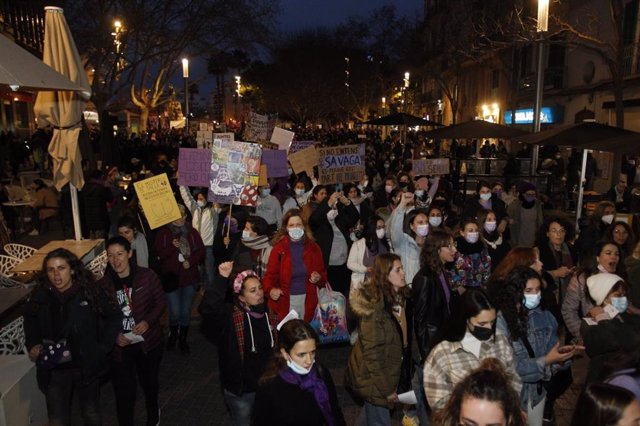 Un momento de la manifestación recorriendo el centro de Palma.