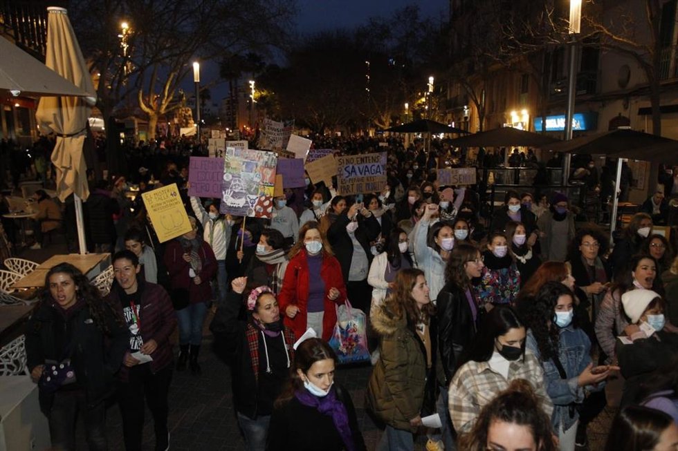 Un momento de la manifestación recorriendo el centro de Palma.