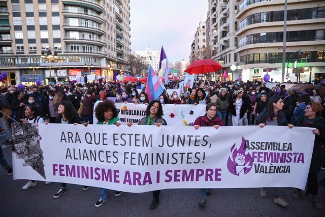 Un grupo de mujeres sostiene pancartas en una manifestación por el 8M, Día Internacional de la Mujer, a 8 de marzo de 2022, en Valencia, Comunidad Valenciana (España).
