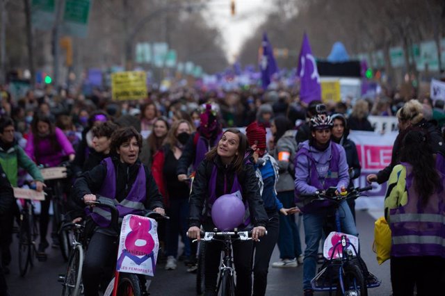 Un grupo de mujeres motan en bicicletas en una manifestación por el Día Internacional de la Mujer en Barcelona